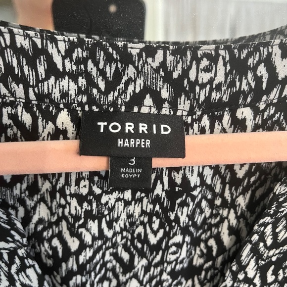 Torrid Harper 3/4 Sleeve Pullover Blouse - Picture 3 of 4
